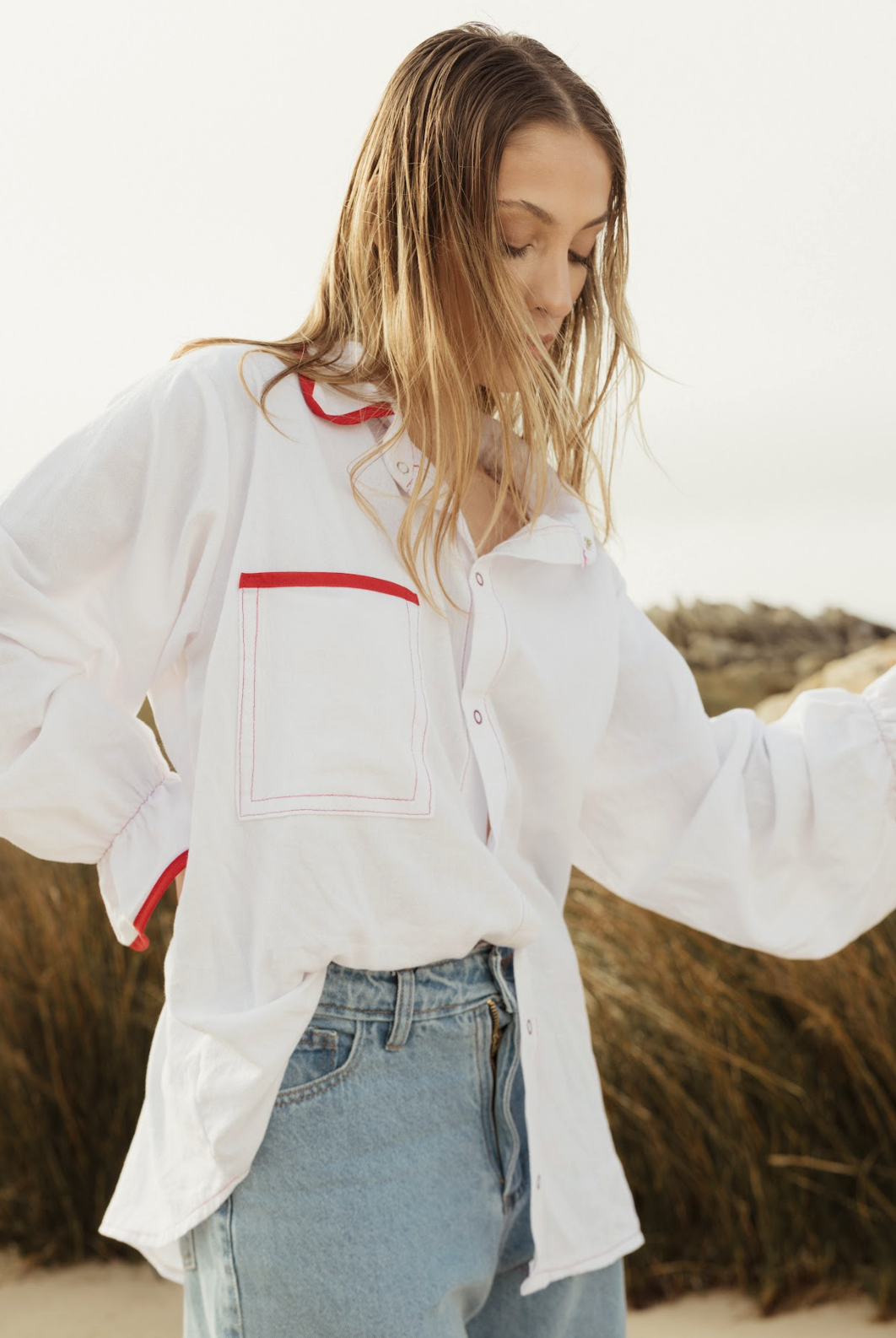 Camisa blanca con detalles en rojo