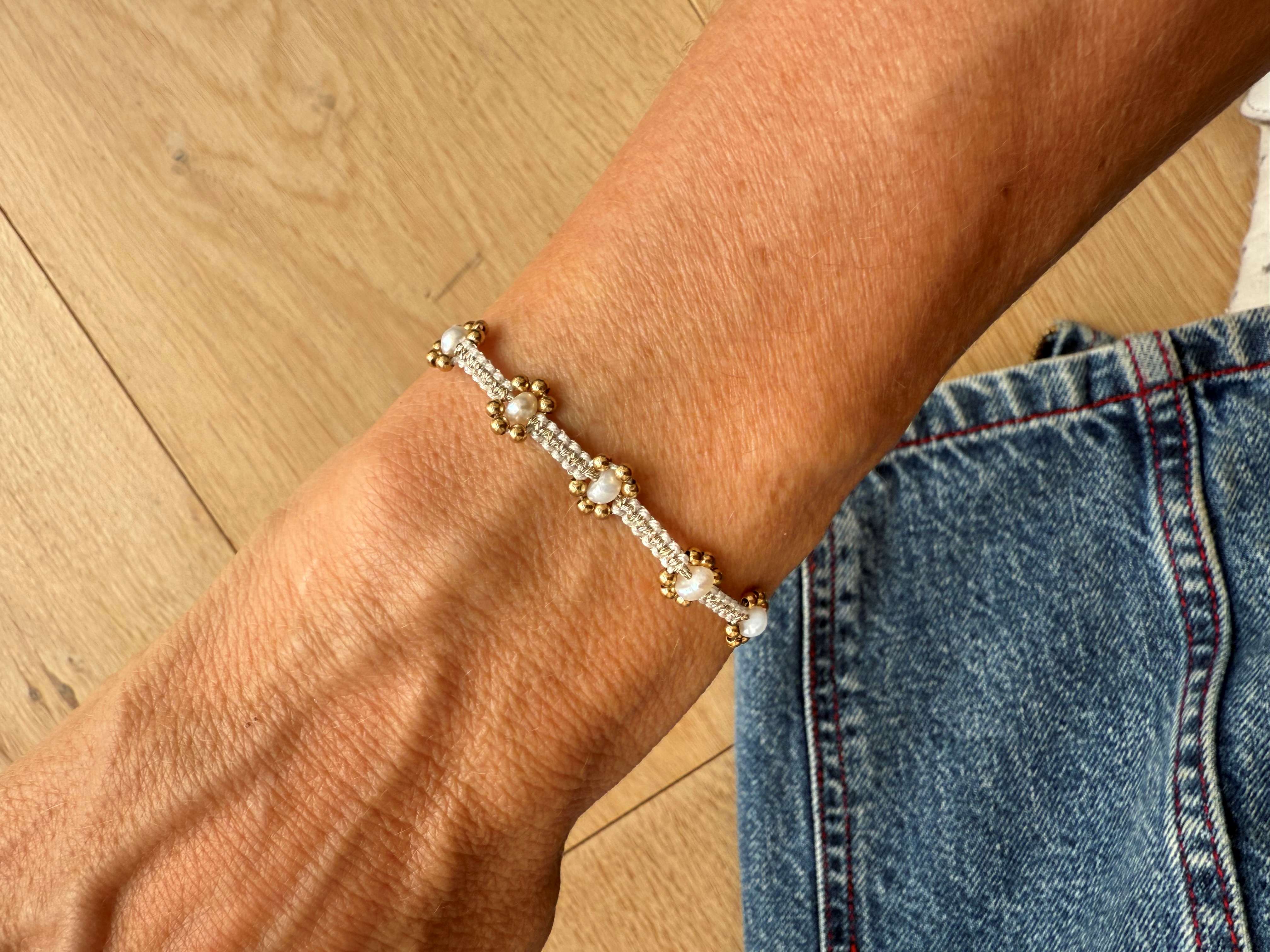 PULSERA MULTI FLOR EN GRIS